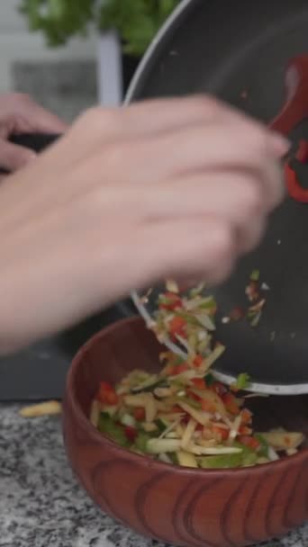 Verduras Recién Cocinadas Vapor Mezcla Que Colocan Tazón Madera Cocina — Vídeo de stock