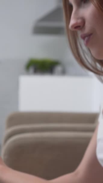 Dziewczyna Trzyma Tablet Szuka Podczas Siedzenia Kanapie Tilt Pionowe — Wideo stockowe