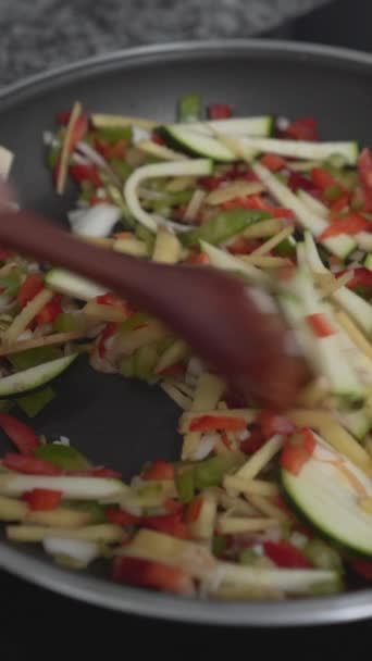 Mezcla Picada Verduras Cocinan Una Sartén Sobre Quemador Eléctrico Ángulo — Vídeo de stock