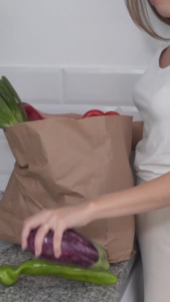 Mutfak Tezgahına Taze Çiğ Sebze Koyan Kadın Bilgisayarı Dikey — Stok video
