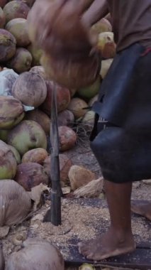 Bir adam tarafından açılan hindistan cevizinin yakın plan görüntüsü - Dayanak Dikey video