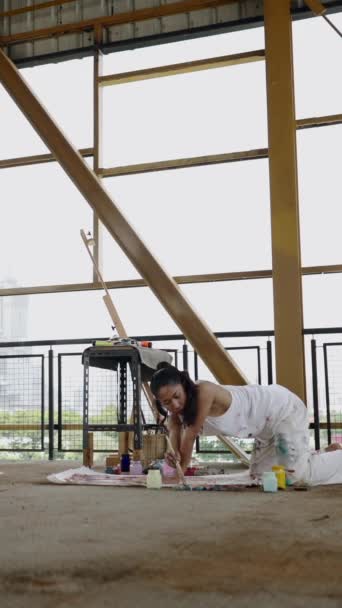 Pintora Rodillas Interpretando Dos Hermosas Mujeres Fhd Concepto Artístico Vertical — Vídeo de stock