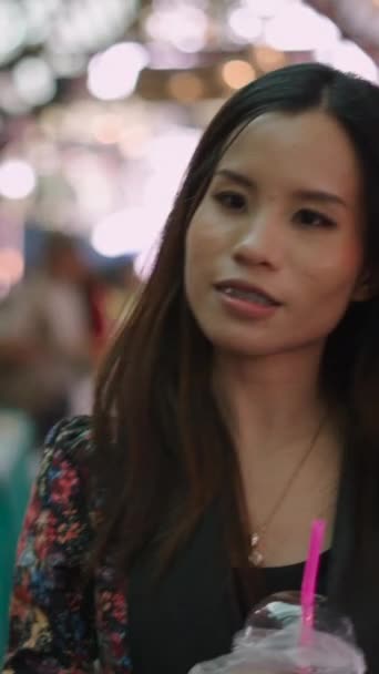 Uma Mulher Asiática Com Ortodontia Mercado Fhd Vertical Vídeo — Vídeo de Stock