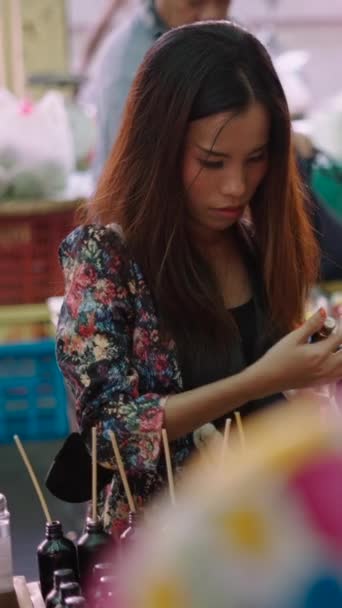 Усміхнена Азіатська Дівчина Тестує Освіжувач Повітря Ринку Fhd Вертикальне Відео — стокове відео