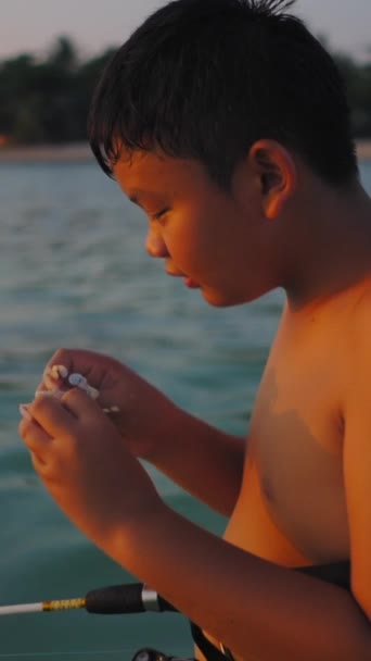 Duas Crianças Felizes Pescando Água Fhd Vertical Vídeo — Vídeo de Stock