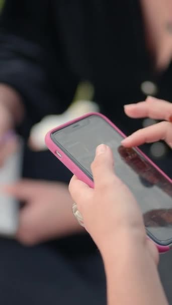 Крупный План Женской Руки Касающейся Экрана Смартфона Технологическая Концепция Мобильная — стоковое видео