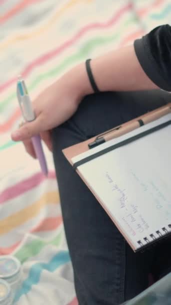 Close Van Menselijke Handen Met Een Notebook Een Smartphone Hoge — Stockvideo
