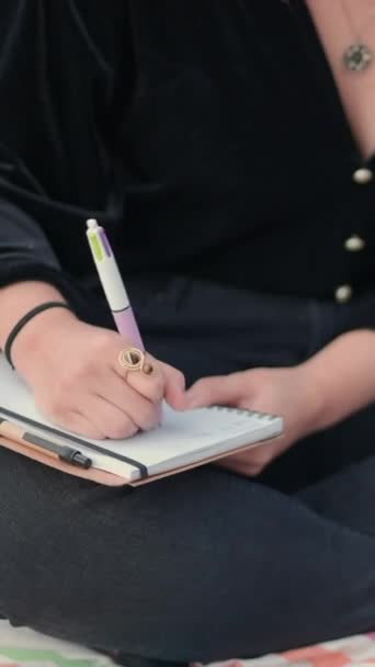Sluiten Meisje Hand Schrijven Een Notitieblok Terwijl Zitten Grond Ouderwets — Stockvideo