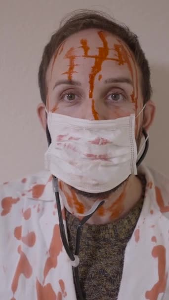Médico Falso Vestuário Halloween Remove Máscara Sorri Sarcasticamente Conceito Assustador — Vídeo de Stock