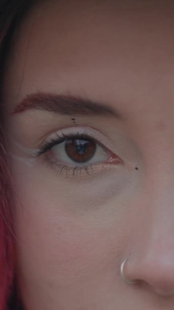 Globos Oculares Castanhos Cabelo Rosa Nariz Perfurado Maquiagem Conceito Elegante — Vídeo de Stock
