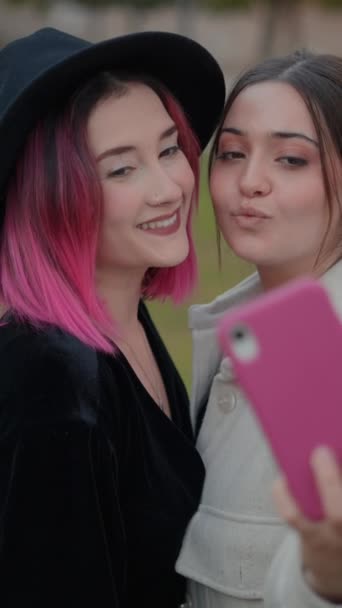 Närbild Attraktiva Unga Kvinnor Ler Som Att Selfies Bilder Med — Stockvideo