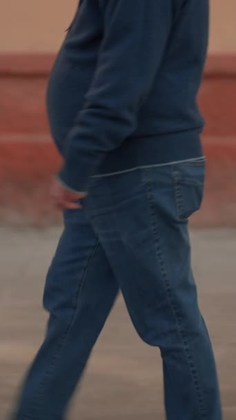 Homme Vêtu Jeans Pull Marchant Sur Trottoir Bas Corps Ralenti — Video