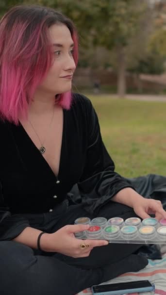 Parktaki Arkadaşlar Makyaj Paleti Renkleri Hakkında Konuşuyorlar Moda Tarz Konsepti — Stok video