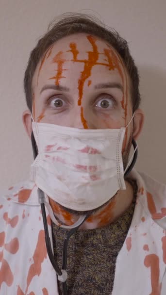 Muž Kostýmu Doktora Halloween Falešnou Krví Obličeji Děsivá Gesta Close — Stock video