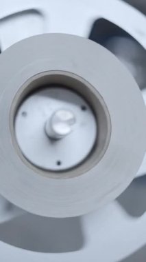 Bira fabrikasındaki konserve kutuları etiketlenirken plaka yuvarlanıyor. Kapat - FullHD Dikey video