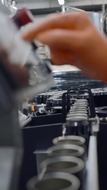 Pracownicy Podają Rękawiczki Ustawiają Maszynę Puszkowania Fabryce Piwa Zbliżenie Fullhd — Wideo stockowe
