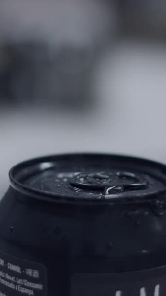 Close Can Cold Beer Foco Seletivo Fullhd Vertical Vídeo — Vídeo de Stock