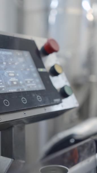 Pracownicy Ręka Gumowej Rękawicy Naciskając Zautomatyzowaną Maszynę Fabryce Piwa Piwa — Wideo stockowe