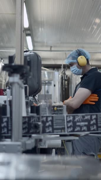 Quality Control Inspector Beer Factory Вибірковий Фокус Fullhd Вертикальне Відео — стокове відео