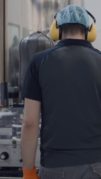 Rückenansicht Eines Bedieners Mit Haarnetz Und Kopfhörern Der Einer Bierfabrik — Stockvideo