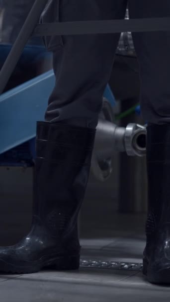 Nohy Pracovníka Ochrannými Gumovými Botami Pivovaru Střední Snímek Fullhd Vertikální — Stock video