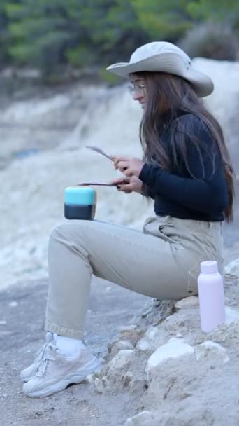 Mujer Joven Feliz Sienta Aire Libre Tambores Lonchera Con Utensilios — Vídeo de stock