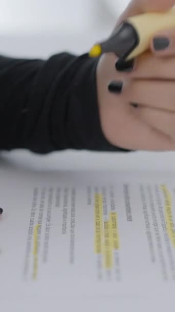 Kolombiyalı Bir Üniversite Öğrencisinin Çalışma Materyalinin Önemli Sözcüklerini Cümlelerini Vurgularken — Stok video