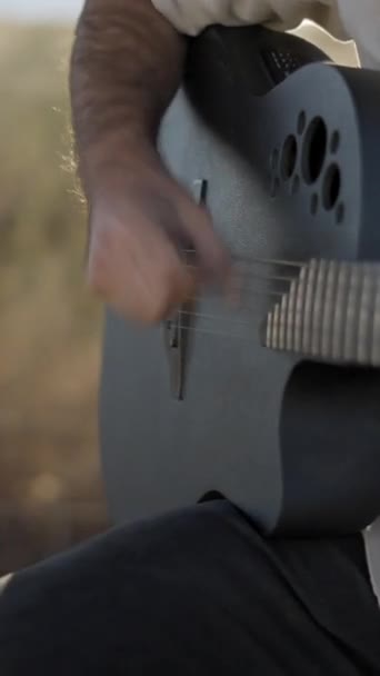 Detailní Záběr Muže Ruce Hraje Kytara Venku Při Západu Slunce — Stock video