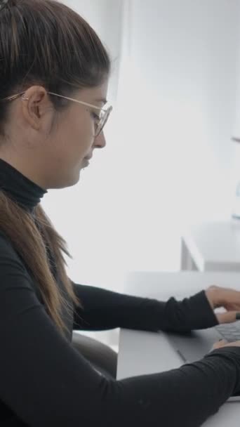 Молодая Девушка Сидит Столом Быстро Печатает Ноутбуке Студентка Колумбийского Универсалиста — стоковое видео