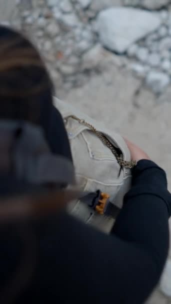 Tyttö Vie Kompassin Taskusta Käyttää Sitä Kivinen Luonto Lähikuva Pystysuora — kuvapankkivideo