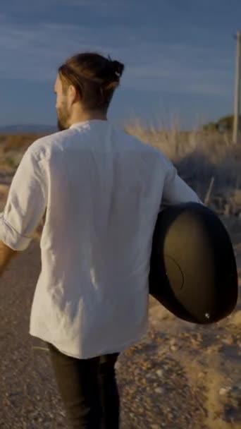 Необычный Вид Мужчины Гитарой Прогуливающегося Песчаному Берегу Реки Закате Аликанте — стоковое видео