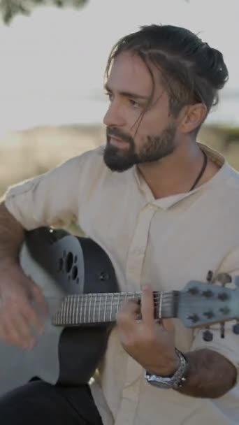 Гарний Чоловік Гітарист Грає Класичній Акустичній Гітарі Співає Пісню Дивлячись — стокове відео