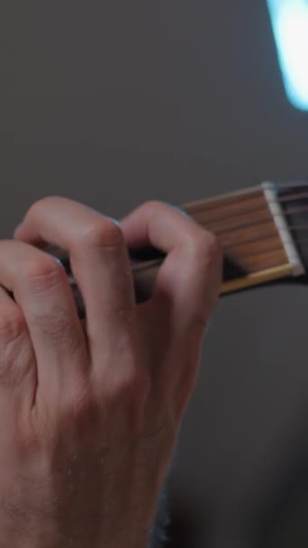 Pria Berambut Tangan Bermain Gitar Studio Close Shot — Stok Video
