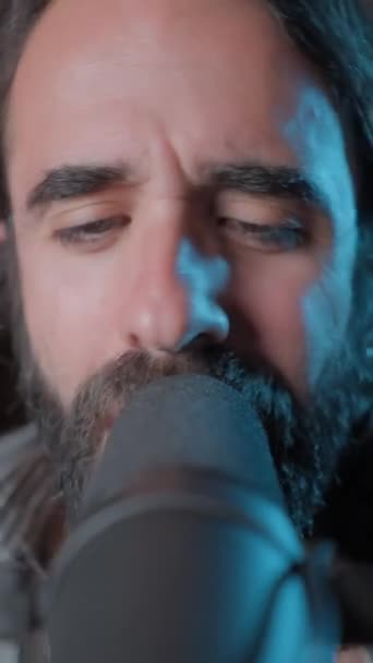 Young Bearded Man Singing Emotional Song Professional Lightning Close Shot — Stock video