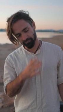 Günbatımında Torrevieja Pembe Gölü 'nde yürüyen İspanyol hipster adam, Alicante - Dikey FullHD video