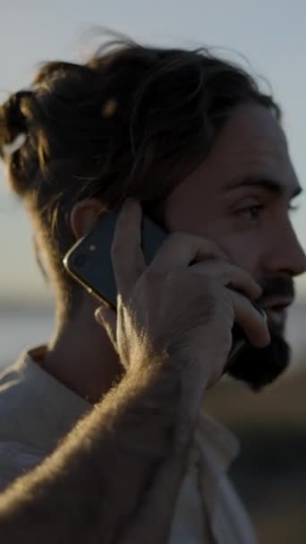 Face Close Homem Barbudo Falando Telefone Livre Pôr Sol Câmera — Vídeo de Stock