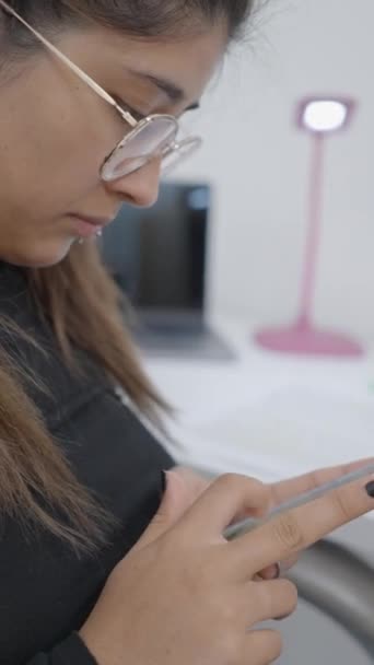 Крупный План Молодого Студента Сидящего Стуле Пользующегося Телефоном Колумбийский Студент — стоковое видео