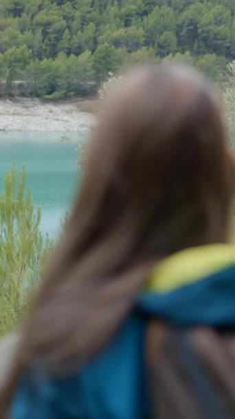 Молода Жінка Кладе Капелюх Йде Ліс Рюкзаком Іспанії Вертикальне Відео — стокове відео