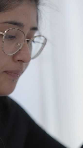 若いコラージュ女の子が自宅で勉強しながら丸い形のメガネを着用して顔を合わせたショット 1080 垂直ビデオ — ストック動画