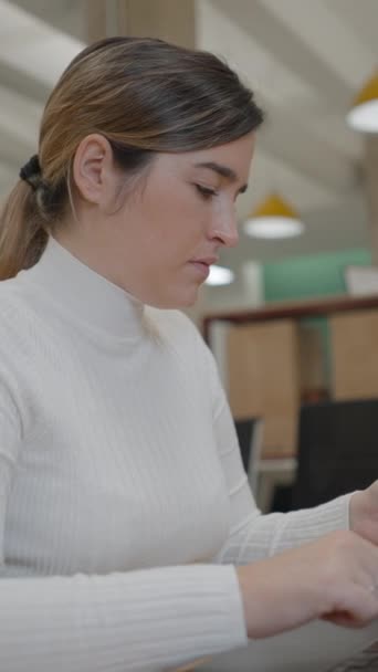 Serieuze Succesvolle Jonge Vrouw Zittend Coworking Ruimte Met Een Creditcard — Stockvideo