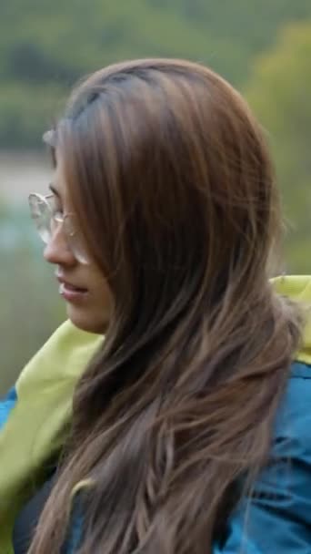 Jovem Morena Coloca Chapéu Enquanto Trekking Espanha Close Side View — Vídeo de Stock