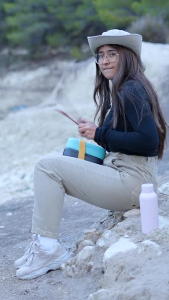 女の子は道具 スロモ側のビューと空気中の自然とドラムに座っています 垂直ビデオ — ストック動画
