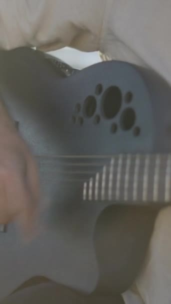 ギターを演奏し 屋外の太陽光に対して歌うヒスパニックな男 垂直フルHdビデオ — ストック動画