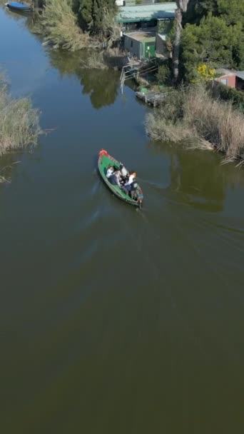 Flygdrönare Bilder Båt Med Turister Den För Att Besöka Naturparken — Stockvideo