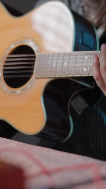 Довгошерстий Гітарист Викладає Онлайн Тримати Гітару Своєї Аудиторії Крупним Планом — стокове відео