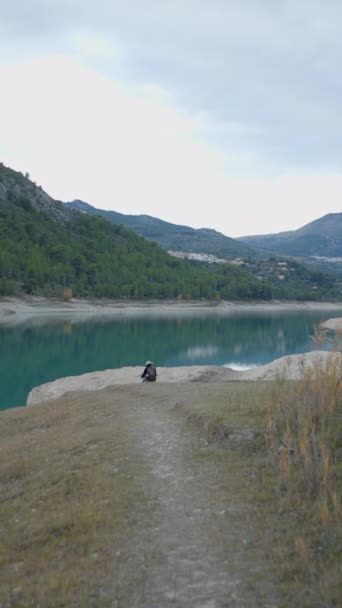 Pov Caminhar Direção Outra Pessoa Por Lago Colinas Arborizadas Espanha — Vídeo de Stock
