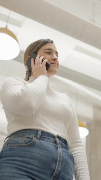 Blank Vertrouwen Jonge Zakelijke Vrouw Witte Trui Praten Telefoon Modern — Stockvideo