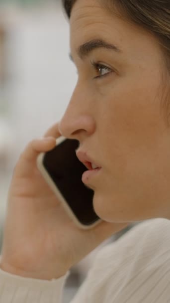 Face Close Bela Mulher Negócios Falando Por Telefone Durante Dia — Vídeo de Stock