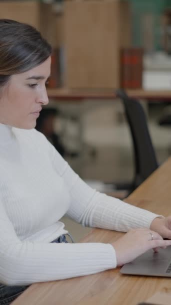 ノートパソコンの学習 真剣な女性の仕事やコンピュータで勉強したり オンラインで試験の準備をすることに焦点を当てた若いヨーロッパのビジネスマンや学生 垂直フルHdビデオ — ストック動画