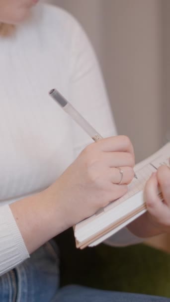 Blisko Kobiet Ręce Pisanie Notatek Notatniku Vertical Fullhd Wideo — Wideo stockowe